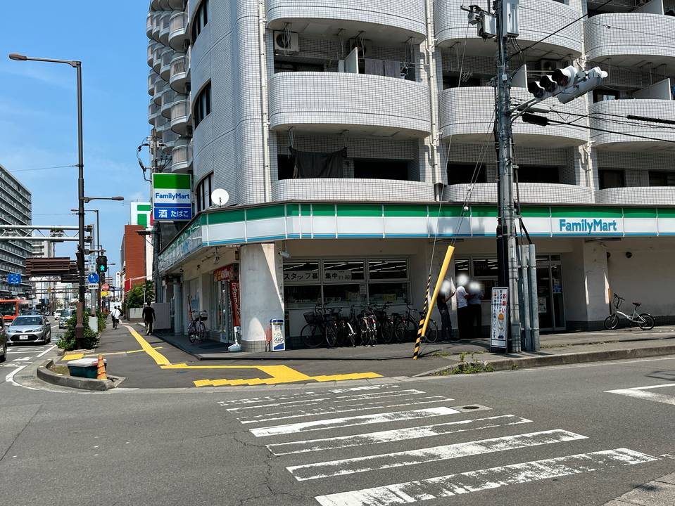 コンビニ　ファミリーマート松山本町六丁目店（コンビニ）まで535m