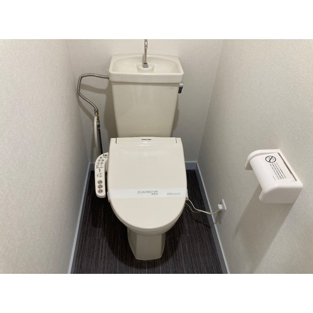 トイレ　落ち着いた色調のトイレです