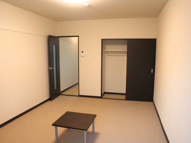 その他部屋・スペース　落ち着いた色調の寝室です