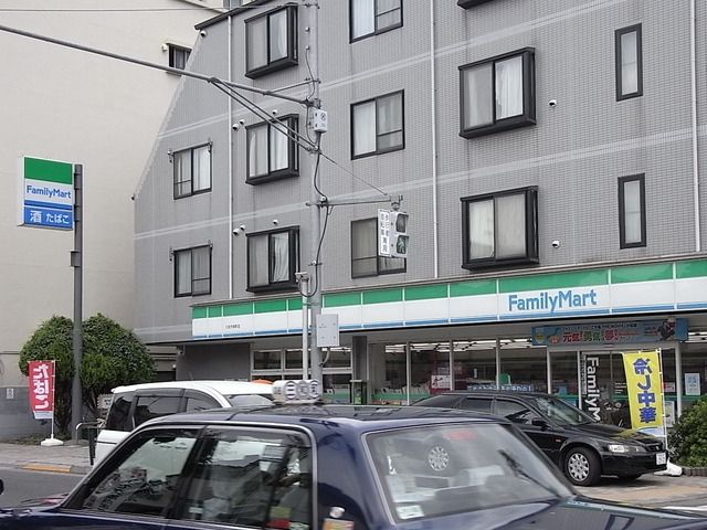 コンビニ　ファミリーマート（コンビニ）まで550m