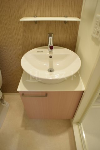 洗面設備　オシャレなガラス洗面