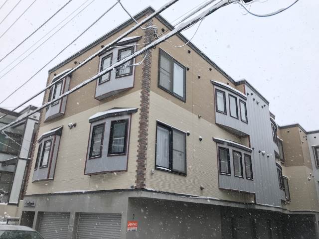 建物外観　３階建ての木造アパートです♪