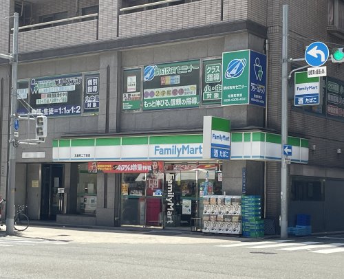 コンビニ　ファミリーマート 瓦屋町二丁目店（コンビニ）まで105m