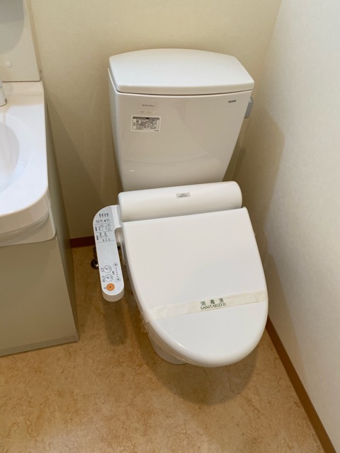 トイレ　温水洗浄便座付きのトイレです♪