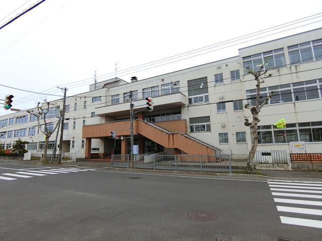 小学校　岩見沢市立中央小学校（小学校）まで1503m