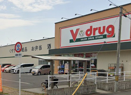 ドラックストア　Ｖ・drug 鳴子北店（ドラッグストア）まで879m