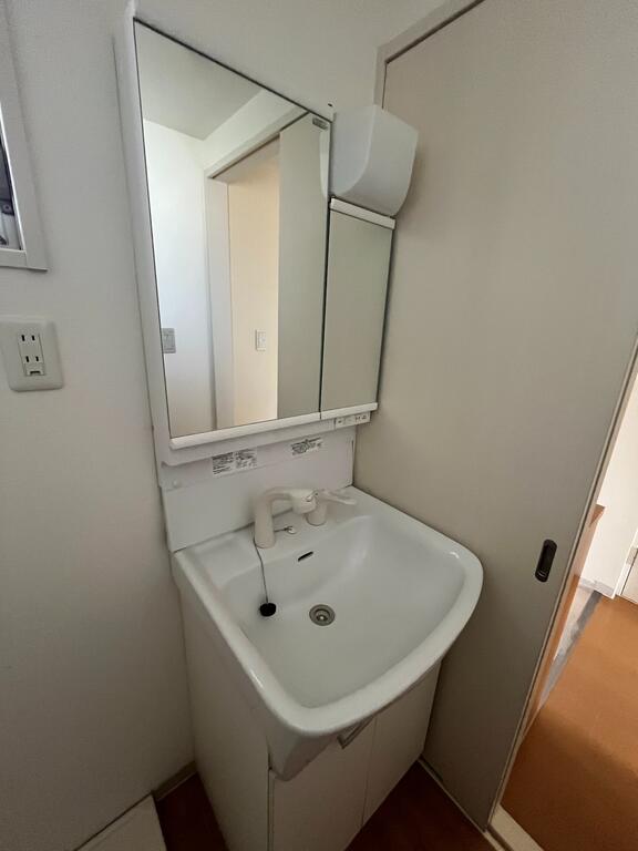 洗面設備　※同建物の別のお部屋の写真です。