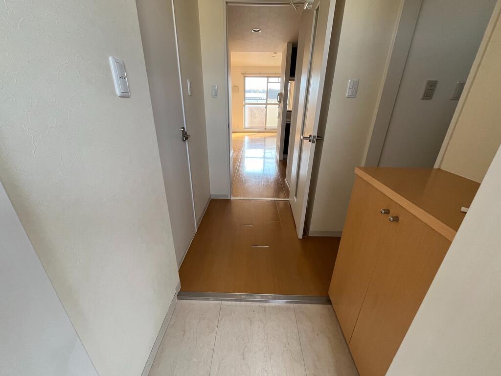 玄関　※同建物の別のお部屋の写真です。