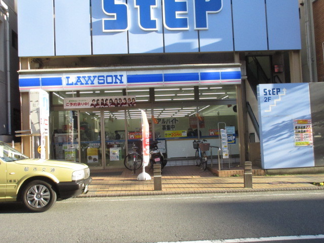 コンビニ　ローソン青葉市ケ尾駅南店（コンビニ）まで386m