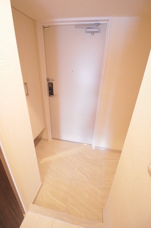 ＪＲ総武線 千葉駅 徒歩12分 16階建 築8年の玄関写真