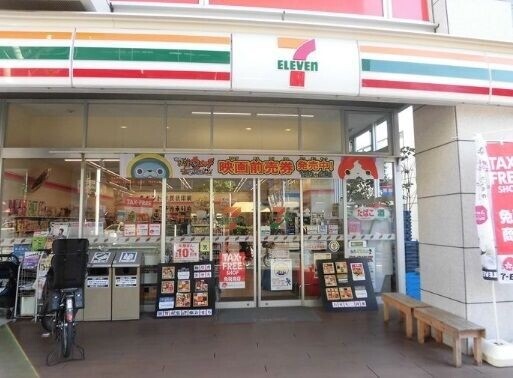 コンビニ　セブンイレブン新宿左門町店（コンビニ）まで519m