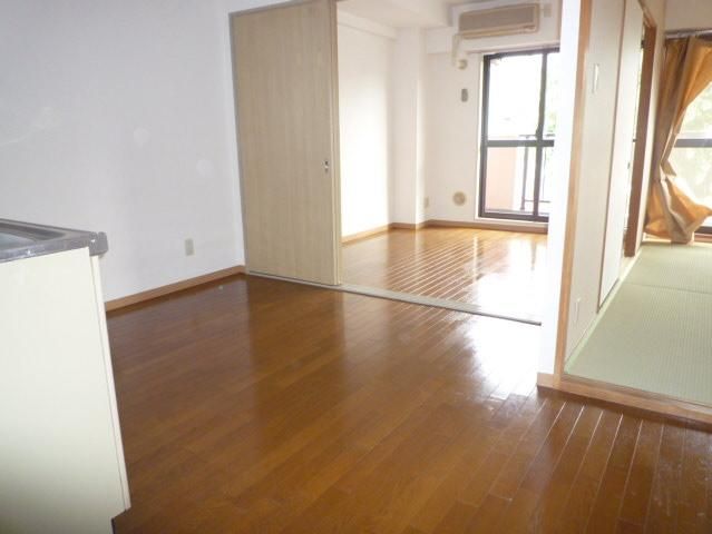 ハイクレスト喜沢南マンションの居間写真