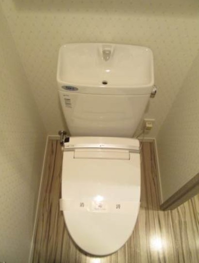 東急田園都市線 三軒茶屋駅 徒歩7分 5階建 築16年のトイレ写真