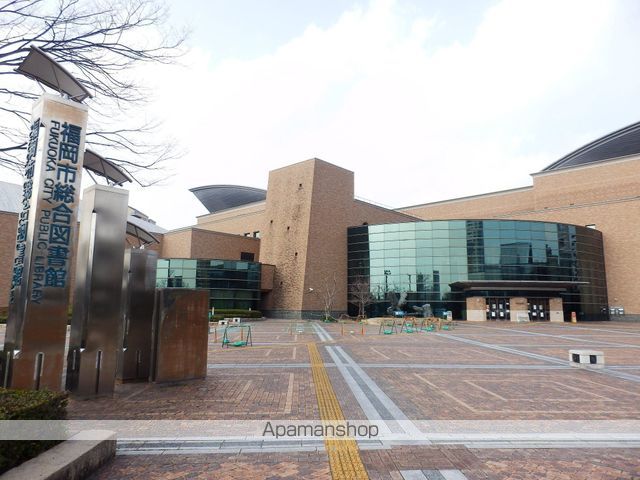 図書館　福岡市図書館（図書館）まで582m
