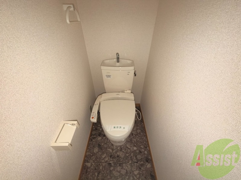 トイレ　トイレは温水洗浄便座です。シンプルな雰囲気になっています。