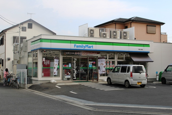 コンビニ　ファミリーマート（コンビニ）まで376m