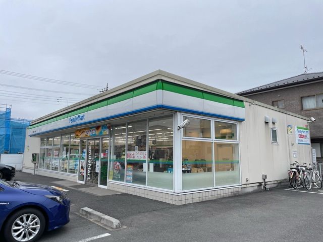 コンビニ　ファミリーマート（コンビニ）まで73m