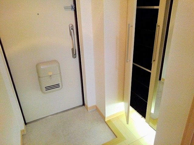 地下鉄御堂筋線 心斎橋駅 徒歩13分 7階建 築13年の玄関写真