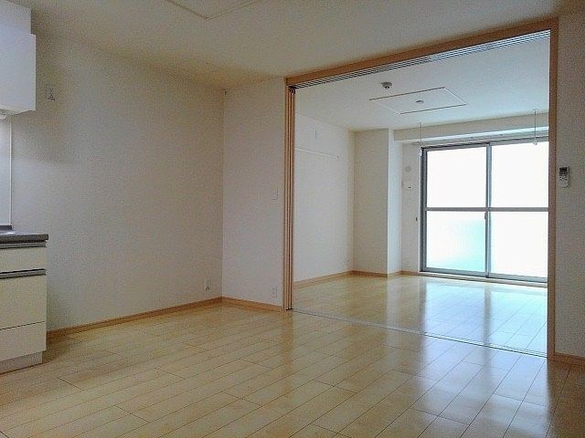 地下鉄御堂筋線 心斎橋駅 徒歩13分 7階建 築13年の居間写真