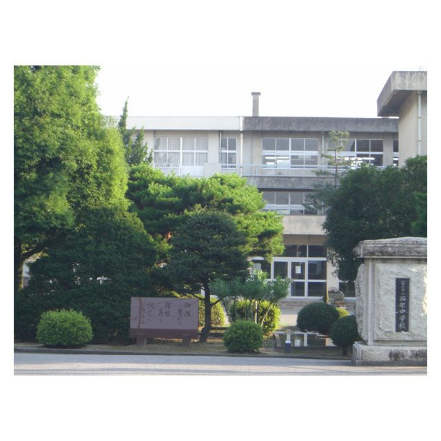 中学校　西部中学校（中学校）まで650m