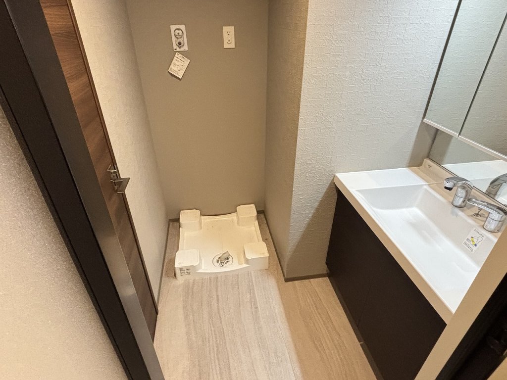 洗面設備　扉付き脱衣所　独立洗面台・室内洗濯機置場