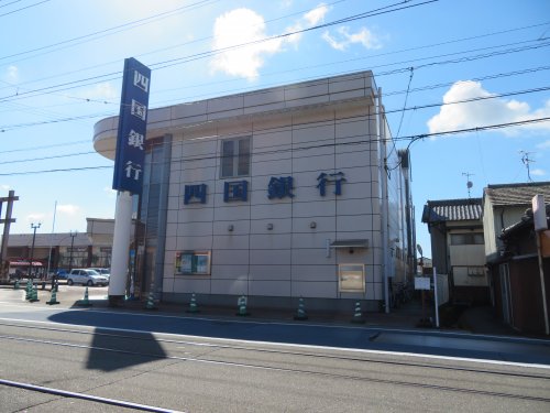 銀行　四国銀行 南国支店（銀行）まで1017m