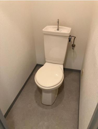 阪急宝塚線 岡町駅 徒歩15分 3階建 築38年のトイレ写真