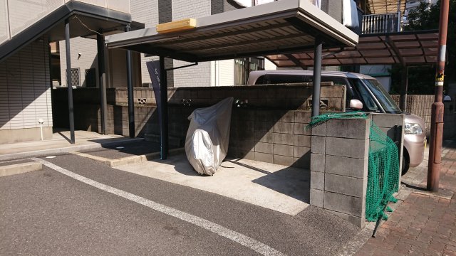 その他共有部分　屋根付き駐輪場付・敷地内ゴミステーション。