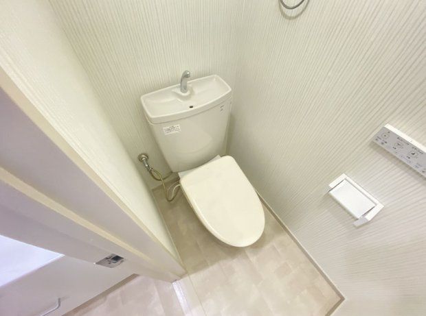 トイレ　小出ビルの清潔なトイレ空間！便利な温水洗浄便座付きです