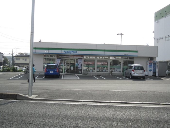 コンビニ　ファミリーマート 松山釜利谷店（コンビニ）まで450m