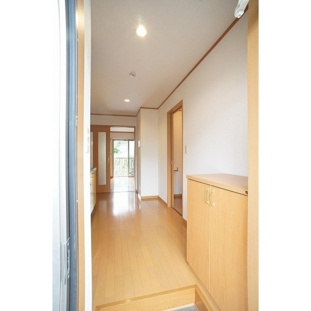 玄関　下駄箱あり♪※同階他部屋の写真です。
