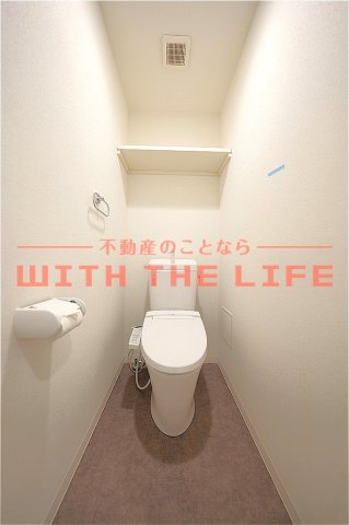 トイレ　落ち着いた色調のトイレです