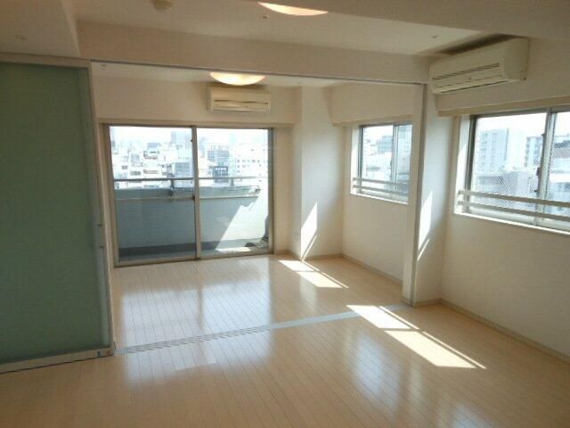 ＪＲ山手線 秋葉原駅 徒歩7分 14階建 築21年の居間写真