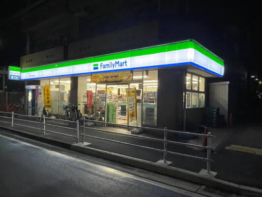 コンビニ　ファミリーマート花月総持寺駅前店（コンビニ）まで444m