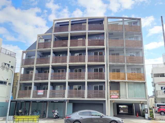 建物外観　ナチュラルウッドとコンクリートがコンセプトのデザイナーズ物件