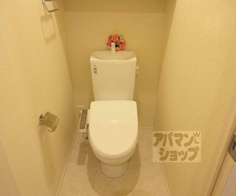 トイレ　ウォシュレット付き。