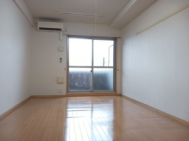 ＪＲ京浜東北線 川崎駅 徒歩9分 10階建 築16年の居間写真