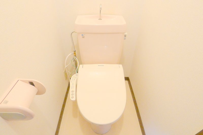 トイレ　温水洗浄便座付き