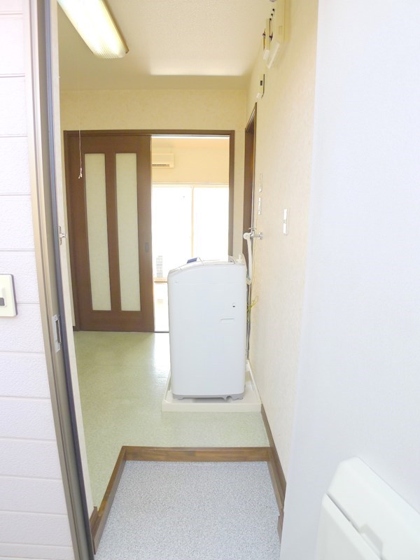 玄関　玄関を入ると、広いキッチンスペースが目をひきます