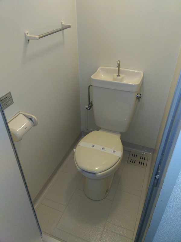トイレ　同物件205号室のお写真になります。