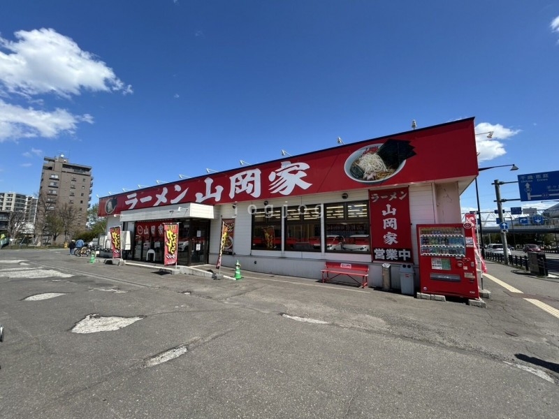 飲食店　ラーメン山岡家　月寒店（飲食店）まで3856m