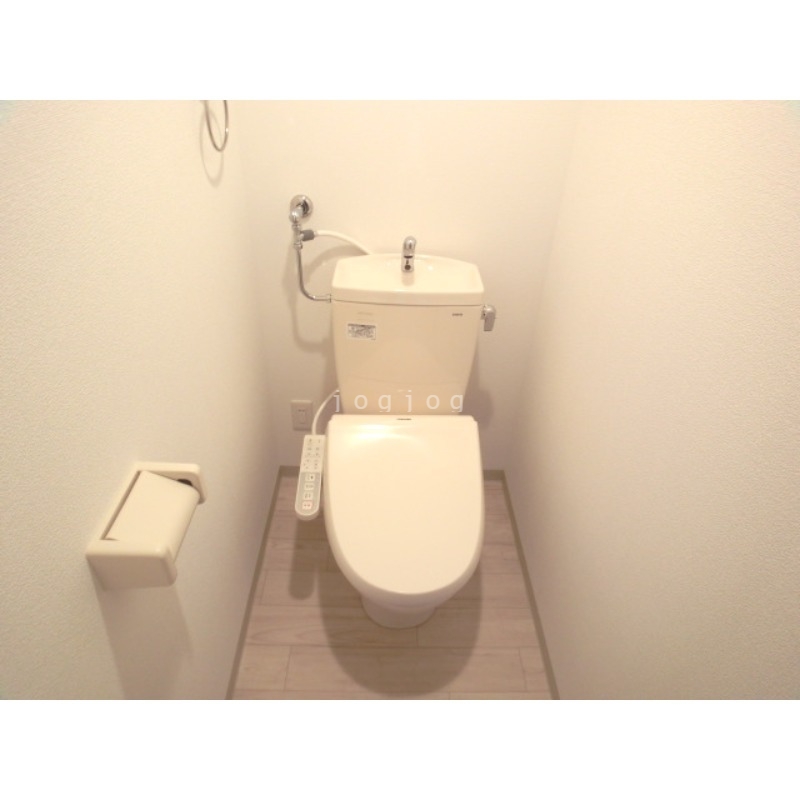 トイレ　温水洗浄便座完備の素敵なトイレです★