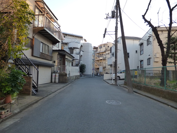 その他　北東からの前面道路