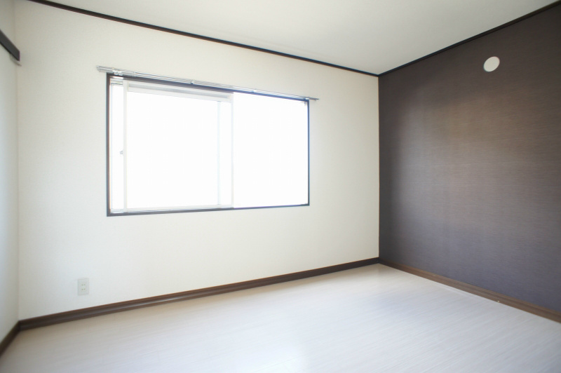 居室・リビング　アクセントクロスでスタイリッシュなお部屋です。