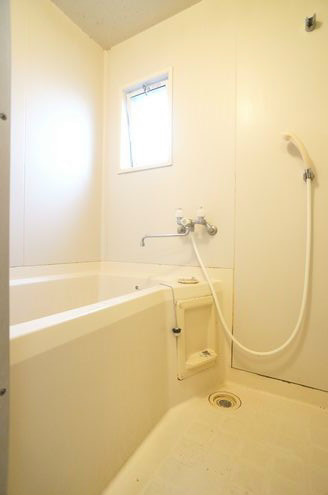 バス・シャワールーム　小窓付きで換気のしやすい浴室です。