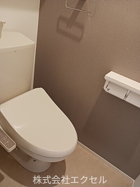 トイレ　温水洗浄便座です。