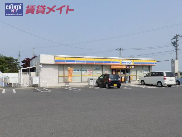 【松阪市嬉野中川町のアパートのコンビニ】