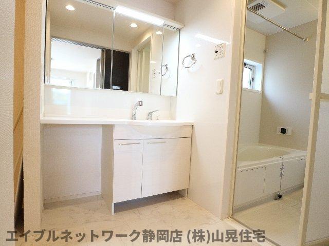 洗面設備　独立洗面台です