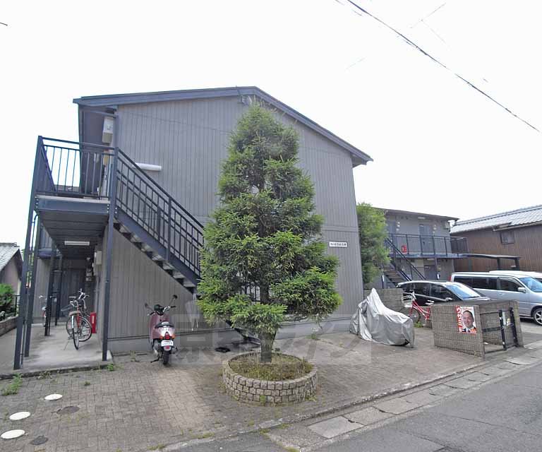 京都市左京区松ケ崎六ノ坪町のアパートの建物外観