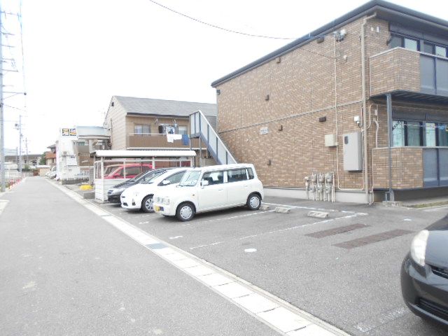 【刈谷市泉田町のアパートの駐車場】